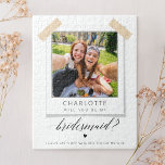 Kommer du att bli min Bridesmaid? Anpassningsbar P Pussel<br><div class="desc">Den här anpassningsbarna "Kommer du att bli min Bridesmaid?" är ett fotopussel som är en roligt och ett modernt sätt att ställa frågan. Med en personlig med svartvit typografi och en lekfull design kombineras enkelhet med humor och frieri. Bilden Polaroid-stil ger en unik beröring och skapar den som en minnesvärd...</div>