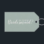 Kommer du att bli min Bridesmaid? Modern skript Presentetikett<br><div class="desc">"Kommer du att bli min bridessa?" Modern Märkre för skript med texten "Will you be My Bridesmaid?" i vitt,  modernt skript font stil med detaljer i vitt,  modernt sans serif-teckensnitt på gröntens bakgrund.</div>