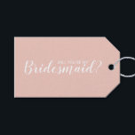 Kommer du att bli min Bridesmaid? Modern skript Presentetikett<br><div class="desc">"Kommer du att bli min bridessa?" Modern Märkre för skript med texten "Kommer du att vara min Bridesmaid?" i vitt,  modernt skript font stil med detaljer i vitt modernt sans serif-teckensnitt på  rosa.</div>