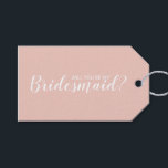 Kommer du att bli min Bridesmaid? Modern skript Presentetikett<br><div class="desc">"Kommer du att bli min bridessa?" Modern Märkre för skript med texten "Kommer du att vara min Bridesmaid?" i vitt,  modernt skript font stil med detaljer i vitt modernt sans serif-teckensnitt på  rosa.</div>