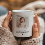 Kommer du att bli mina gudföräldrar Foto Frieri? Kaffemugg<br><div class="desc">Tittar du för ett sött och meningsfullt sätt att be en älskad att vara dina baby gudföräldrar? Denna moderna, minimalistiska utformning från mugg är perfektens väg att gå! Oavsett om du frågar en familjemedlem eller nära vänner, hjälper den här etiketten dig att skapa ett hjärtligt ögonblick som de kommer att...</div>