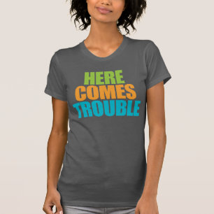 Kommer här besvärar! Rolig T-tröja T Shirt
