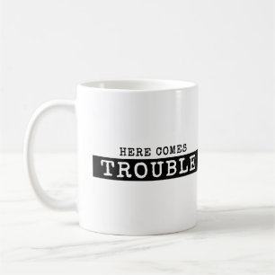 KOMMER HÄR BESVÄRAR T-tröja Kaffemugg