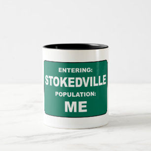 Kommer in i Stokedville Befolkning Me Två-Tonad Mugg