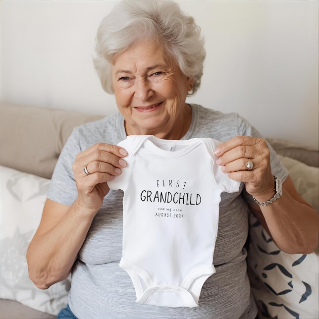 Kommer snart att meddelas om nytt farföräldradatum t shirt (Happy and fun baby pregnancy announcement to their grandmother as first grandchild.  )