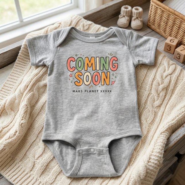 Kommer Snart Födelse (Graviditetsannonsering) Vint T Shirt (retro pregnancy reveal baby clothes, timeless gender reveal baby outfit)