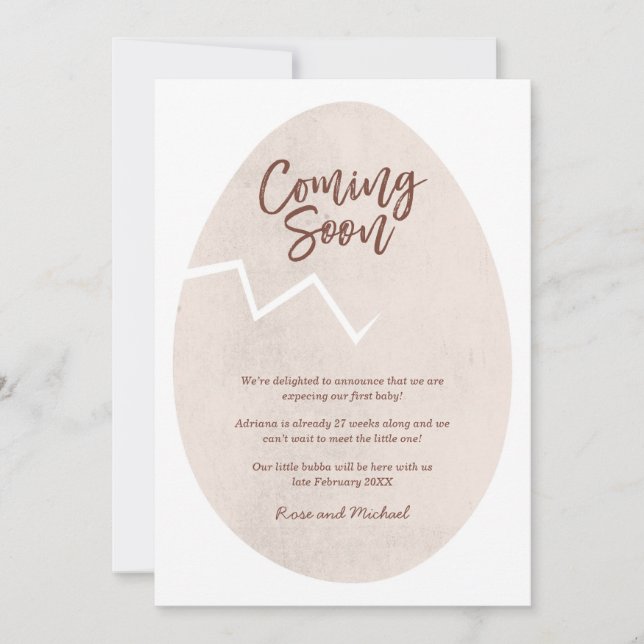 Kommer snart meddelande om sprucket äggbaby inbjudningar (Framsida)