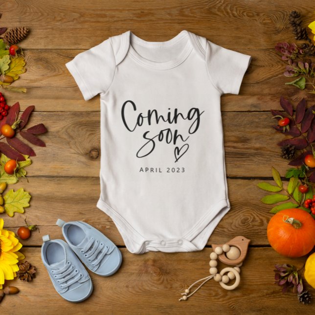 Kommer snart Nyfödd bebis meddelande Unisex T Shirt (Skapare uppladdad)