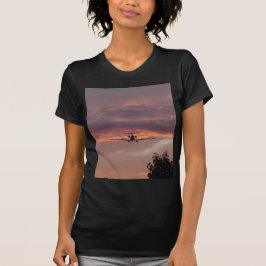 Kommersiell jetlandning vid solnedgång tee shirt
