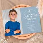 Kommuniation Dusty Blue Stardust Photo första Heli Spara Datumet<br><div class="desc">En elegant First Heliga Communion sparar datuminbjudan med känsligt silver-startdamm. Du kan anpassa dig med dina firande-detaljer i chic och ett speciellt foto på en dammig blå bakgrund. Designad av Thisisnotme©</div>