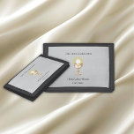 Kommunice Chalice för första Heligan<br><div class="desc">Perfektens gåva till specialtillfället med denna elegant,  den traditionella guld-chalisen med kommunens första Heliga Kommuniformer,  trefaldig plånbok! perfekt Holly Communion-gåva till den speciella unge mannen på hans stora dag. Anpassa med dina egna detaljer och gör detta till ett minnesvärt tillfälle.</div>
