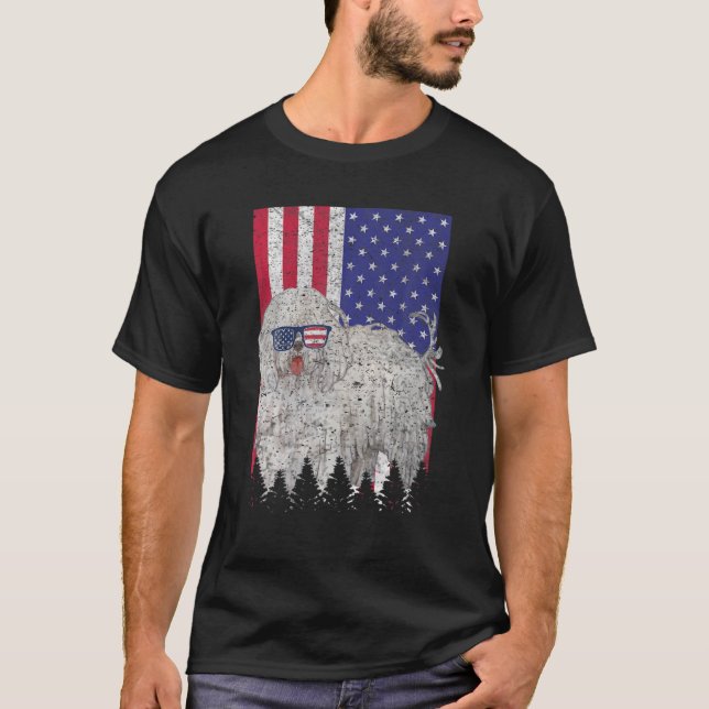 Komondor Patriotic Hund USA Pride American Flagga T Shirt (Framsida)