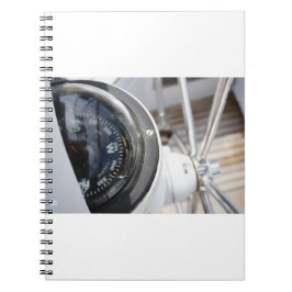 Kompas dat de richting geeft aan een avontuur.  anteckningsbok