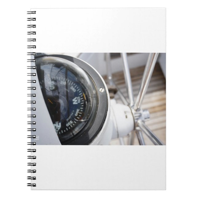 Kompas dat de richting geeft aan een avontuur.  anteckningsbok (Framsidan)