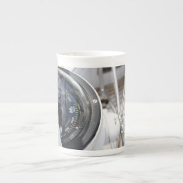 Kompas dat de richting geeft aan een avontuur.  benporslin mugg