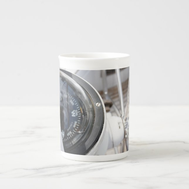 Kompas dat de richting geeft aan een avontuur.  benporslin mugg (Framsidan)