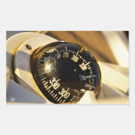 Kompas helpt navigeren en koer behouden.  rektangulärt klistermärke