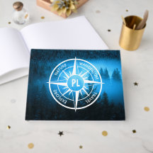 Kompass stjärna emblem monogram dimma i gran skog