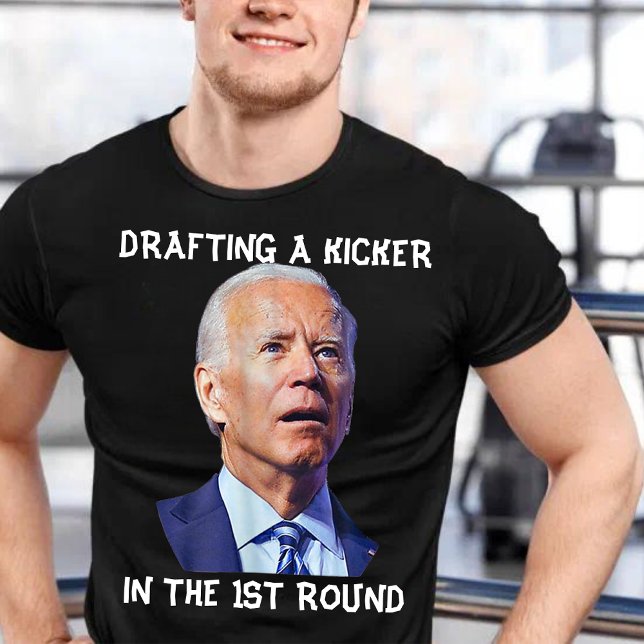 Konflikt vid ritning av fotbollsloser i Joe Biden  T Shirt (Skapare uppladdad)