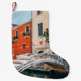 KONKRET BRIDGE BESIDE WHITE BYGGNAD LITEN JULSTRUMPA