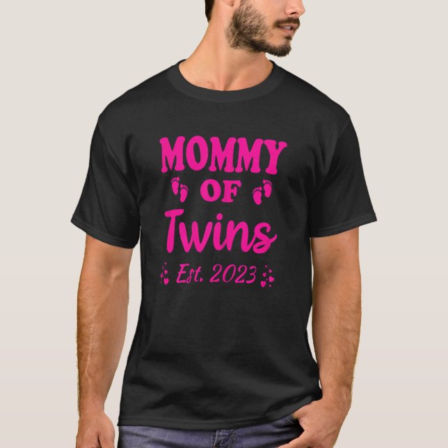 Könsfrämjande till Mamma av Twillingar Est 2023 Pr T Shirt (Framsida)