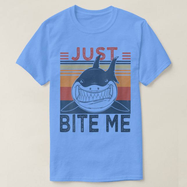 Könsjust Bita MeFunny Fishing Coola Shark VNeck T Shirt (Design framsida)