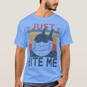 Könsjust Bita MeFunny Fishing Coola Shark VNeck T Shirt