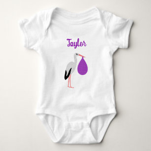 Könsneutral baby-stork med anpassat namn i lila t shirt
