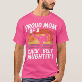 Könsstolt Mamma vid en Bälte-dotter i Black T Shirt