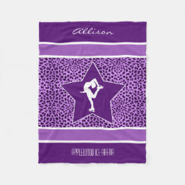 Konståkare med det purpurfärgade den fleecefilt