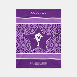 Konståkare med det purpurfärgade den fleecefilt