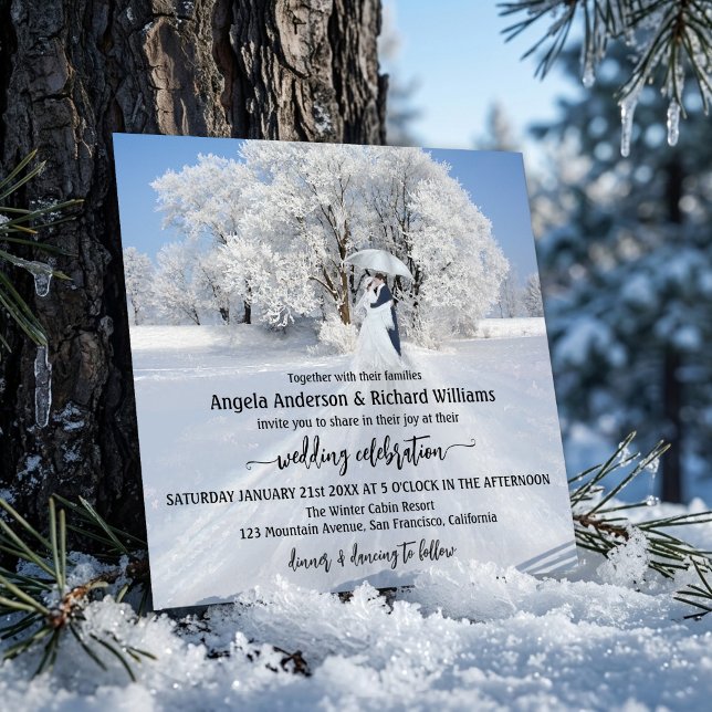 Konstfull vinterundrets trädbröllop inbjudningar (Romantic wedding invitation featuring a painting of a couple with an umbrella in winter wonderland)