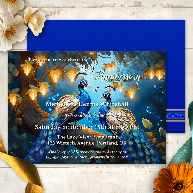 Konstgjord romsk peacock Bröllop-årsdag Inbjudningar (An elegant wedding anniversary invitation showing a painting of two peacocks in a festively lit tree)