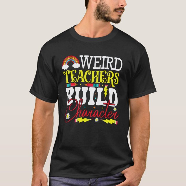 Konstiga lärare bygger karaktär t shirt (Framsida)