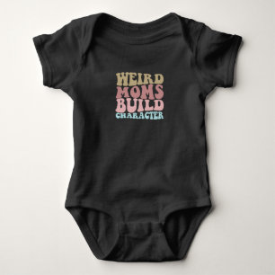 Konstiga mammor bygger karaktär rolig mors dag t shirt