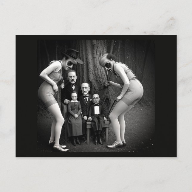 Konstiga människor i skogen vykort (Framsida)