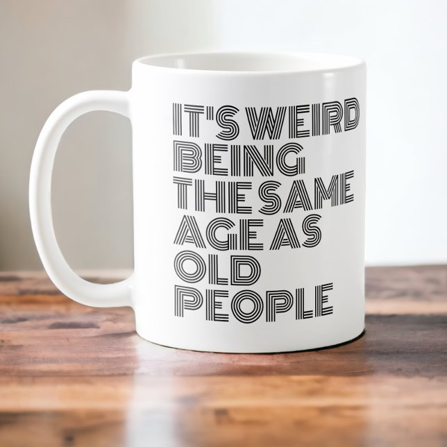 Konstigen är samma ålder som äldre människor kaffemugg (It's weird being the same age as old people. age related witty humor mug from Ricaso)