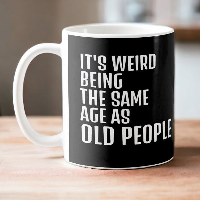Konstigen att du är i samma ålder som gamla männis kaffemugg (It's weird being the same age as old people. age related witty humor mug from Ricaso)