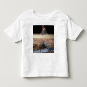 Konstnären beskådar av odysseyen som avkänner i tee shirt