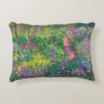 Konstnären i Giverny, efter Claude Monet Prydnadskudde<br><div class="desc">Efter Claude Monet - Konstnären i Giverny,  oändliga prickar. Oscar-Claude Monet (1840-1926) var en Fransk målare och grundare av en imponerande målning som ses som en nyckel prekursor till modernisering,  särskilt i hans försök att måla naturen som han uppfattade den.</div>