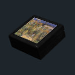 Konstnärens Garden vid Vetheuil av Claude Monet Minnesask<br><div class="desc">Konstnärets Garden vid Vetheuil (1880) av Claude Monet är en vintage, en bra konst blommigt naturmålning. En ung flicka flankeras under sommarsäsongen av höga blommande solroblommor i gult. Ett barn står i en väg i Monets trädgård i Vetheuil (en förort till Paris). Om konstnären: Claude Monet (1840-1926) var en av...</div>