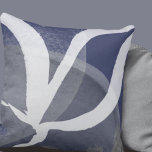 Konstnärlig abstrakt design | Blått Grått och vitt Kudde<br><div class="desc">Modern dekorativ kudde har en konstnärlig abstrakt löv-design i en blå, grått och vit färg palett. Denna abstrakt är byggt på kombinationer av organiska former och linjer, som är överlappade och sammanflätade för att bilda en invecklad abstrakt mönster. Den vita och grått utformningen kompletterar den blå bakgrunden. En konstnärlig kudde...</div>