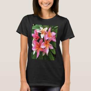 Konstnärlig blomsterkrans av blekrosa frangipani t shirt
