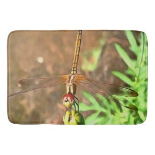 Konstnärlig Dragonfly som vilar på ett underordnat Badrumsmatta