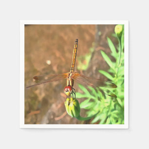 Konstnärlig Dragonfly som vilar på ett underordnat Pappersservett