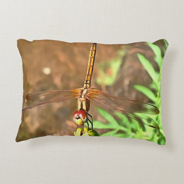 Konstnärlig Dragonfly som vilar på ett underordnat Prydnadskudde (Baksidan)