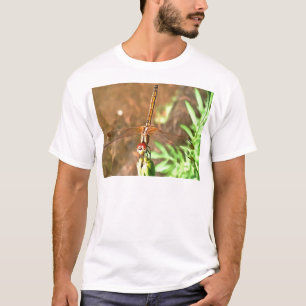 Konstnärlig Dragonfly som vilar på ett underordnat T Shirt