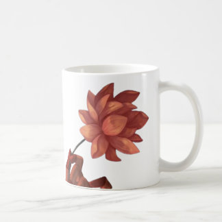 Konstnärlig kopp för kaffe med hand som håller blo