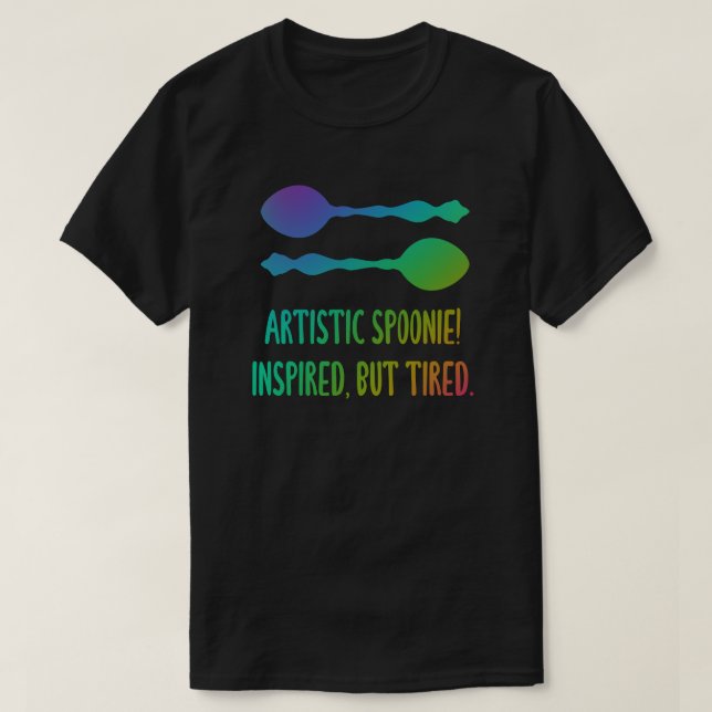 "Konstnärlig Spoonie! Inspired, men trött." Regnbå T Shirt (Design framsida)