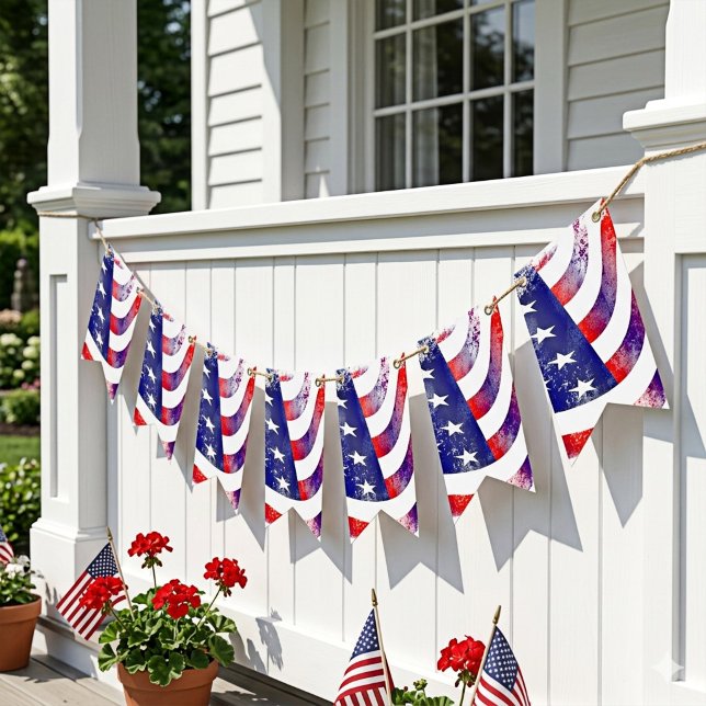 Konstnärliga amerikanska flaggor röda vita och blå (Bunting flags featuring a grunge design of the US flag. Beautiful for a 4th of July celebration)